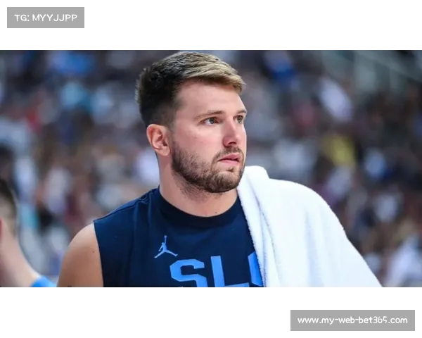 东契奇神奇背传助攻 华盛顿三分精准命中引领势 东契奇神奇背传助攻 华盛顿三分精准命中引领势